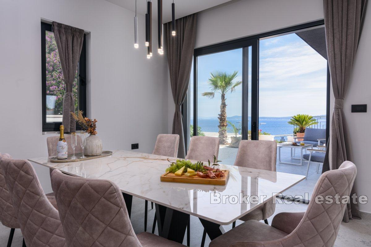 Nybyggd villa med pool nära havet