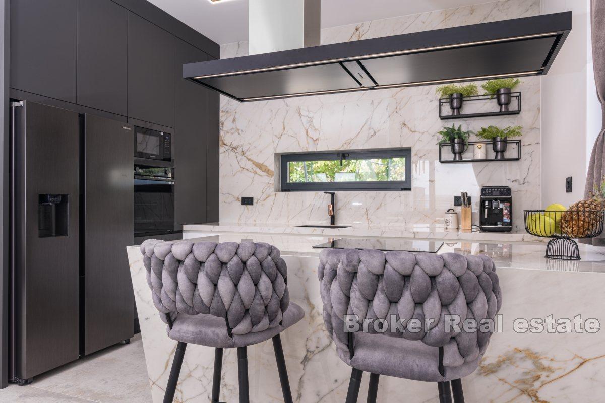 Nybygd villa med basseng nær sjøen