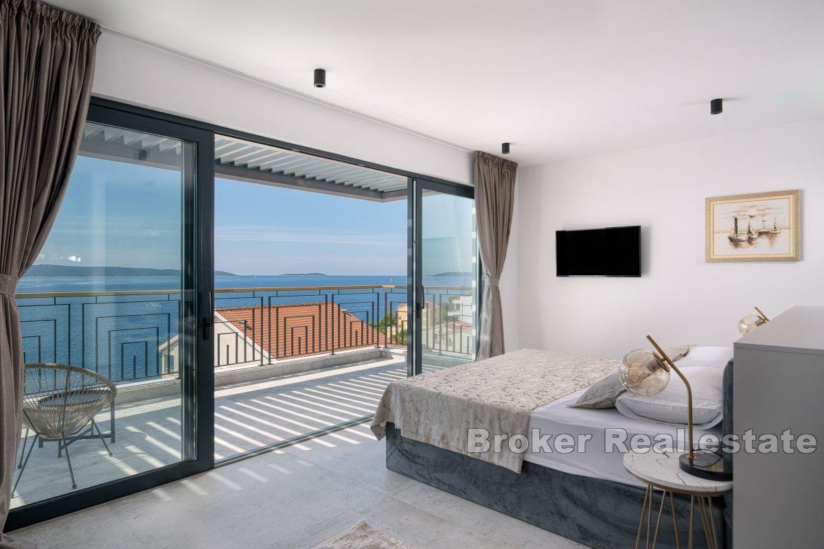 Nybyggd villa med pool nära havet