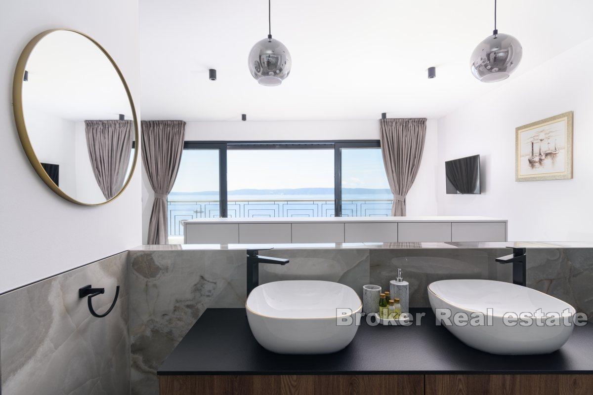 Nybygd villa med basseng nær sjøen