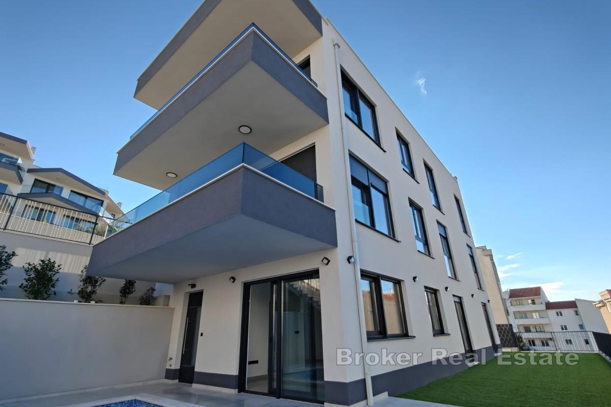 Appartement de luxe avec jardin et piscine près de la mer