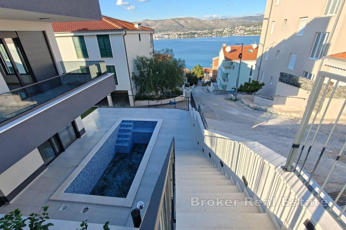 Appartement de luxe avec jardin et piscine près de la mer