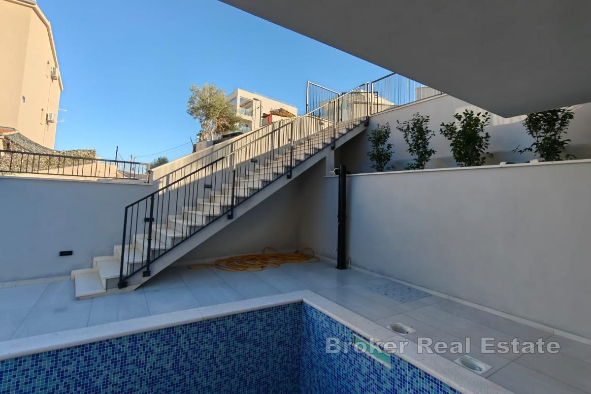 Appartement de luxe avec jardin et piscine près de la mer