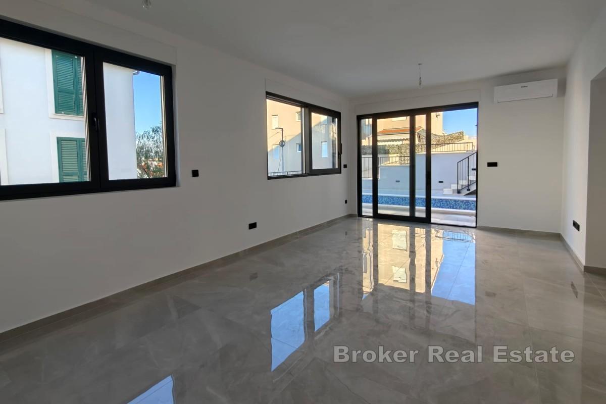 Appartement de luxe avec jardin et piscine près de la mer