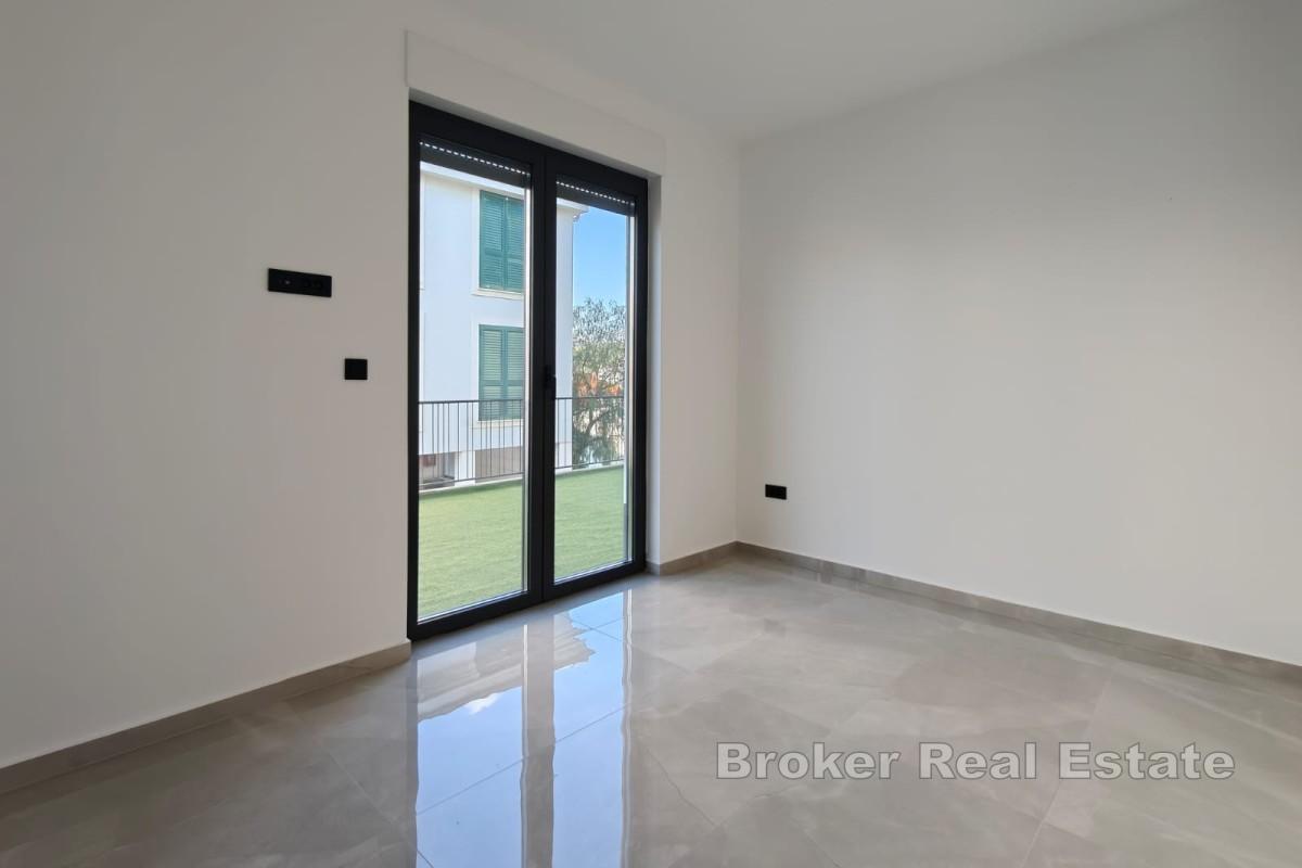 Appartement de luxe avec jardin et piscine près de la mer