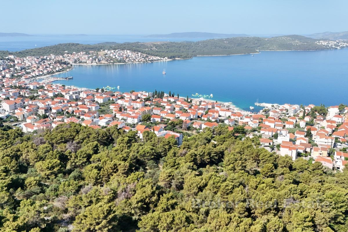 Rymlig tomt nära havet