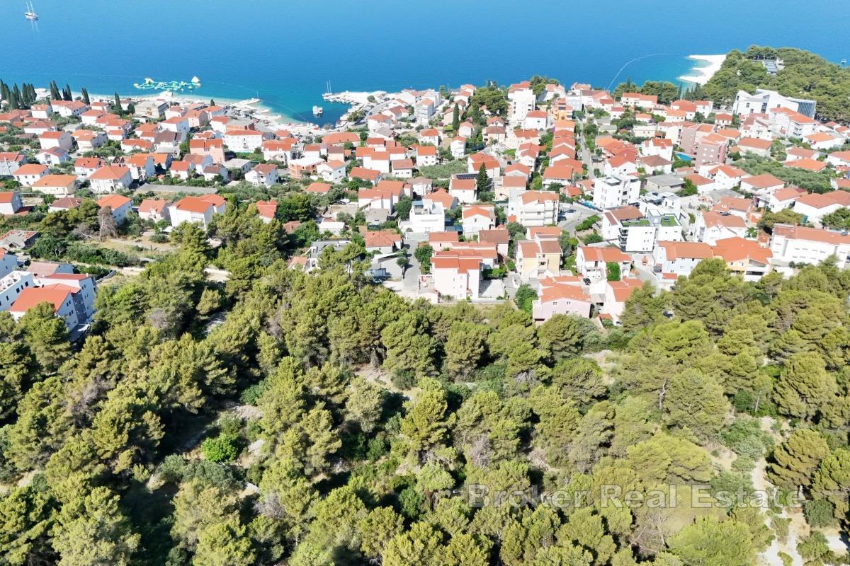 Rymlig tomt nära havet