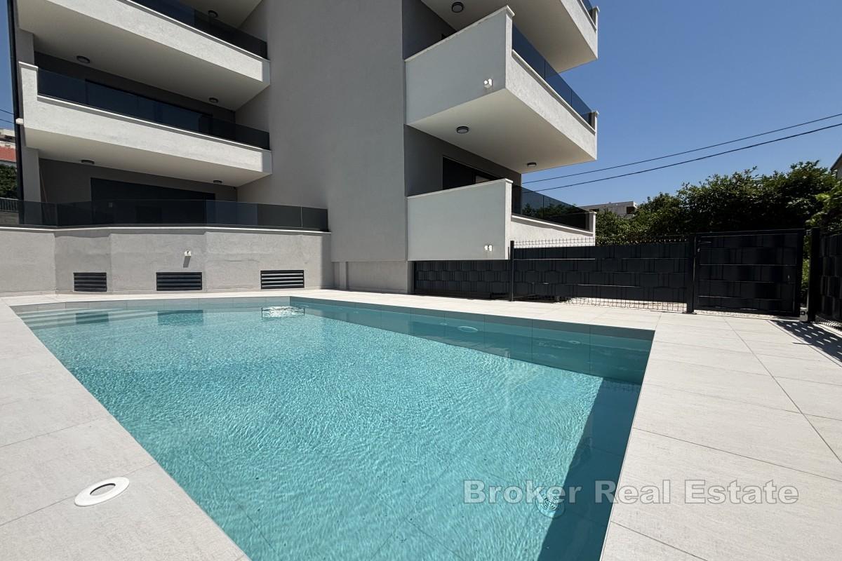 Drei-Zimmer-Wohnung mit Meerblick und Pool