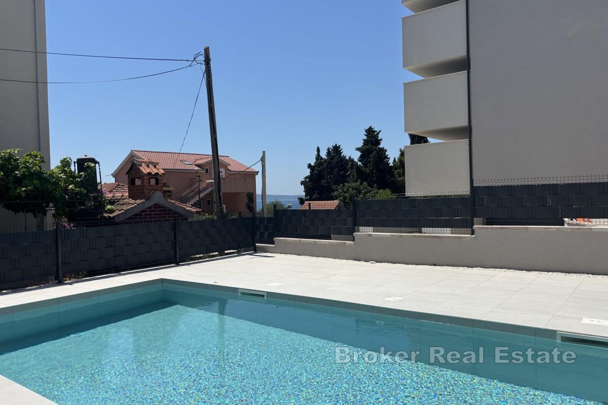Drei-Zimmer-Wohnung mit Meerblick und Pool