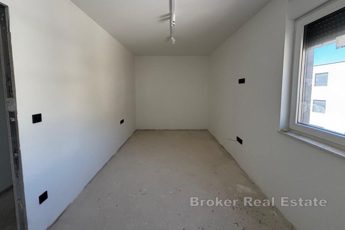 Przestronny penthouse z trzema sypialniami i widokiem na morze