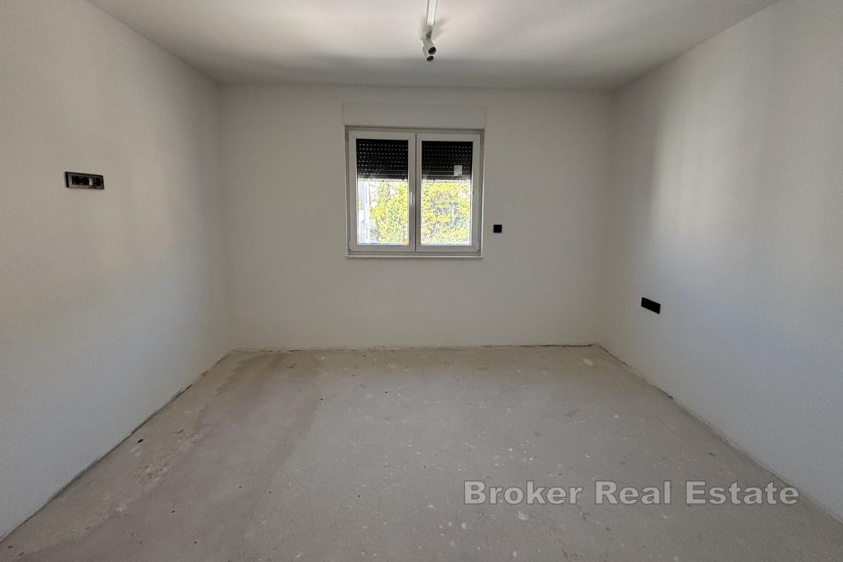 Przestronny penthouse z trzema sypialniami i widokiem na morze