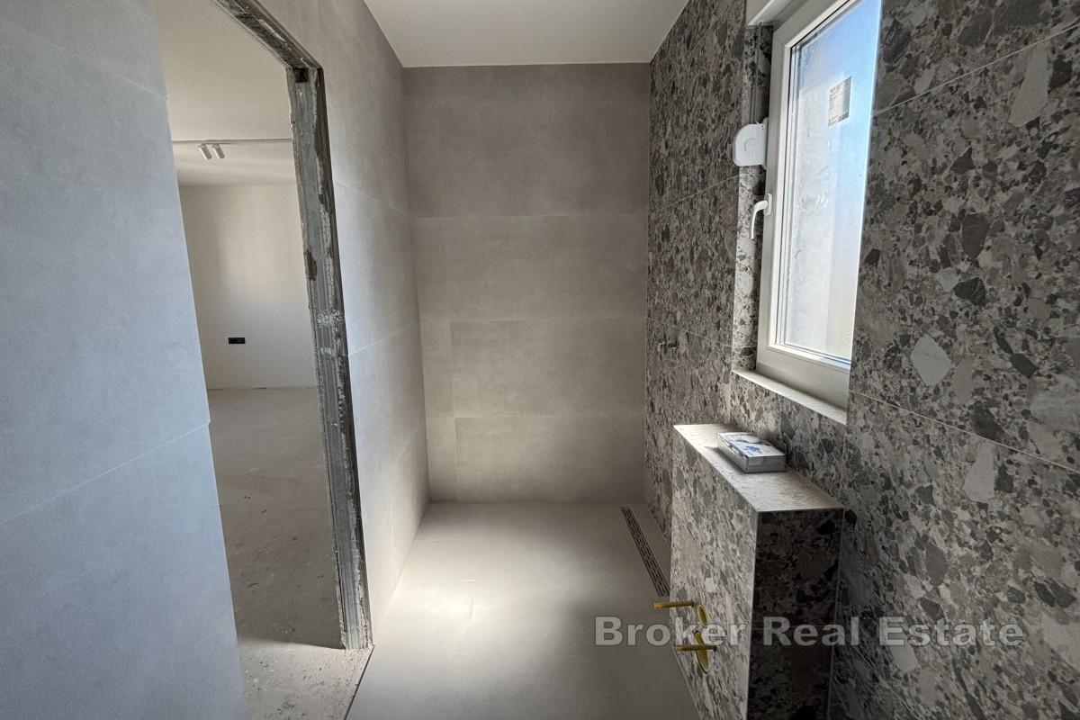 Przestronny penthouse z trzema sypialniami i widokiem na morze