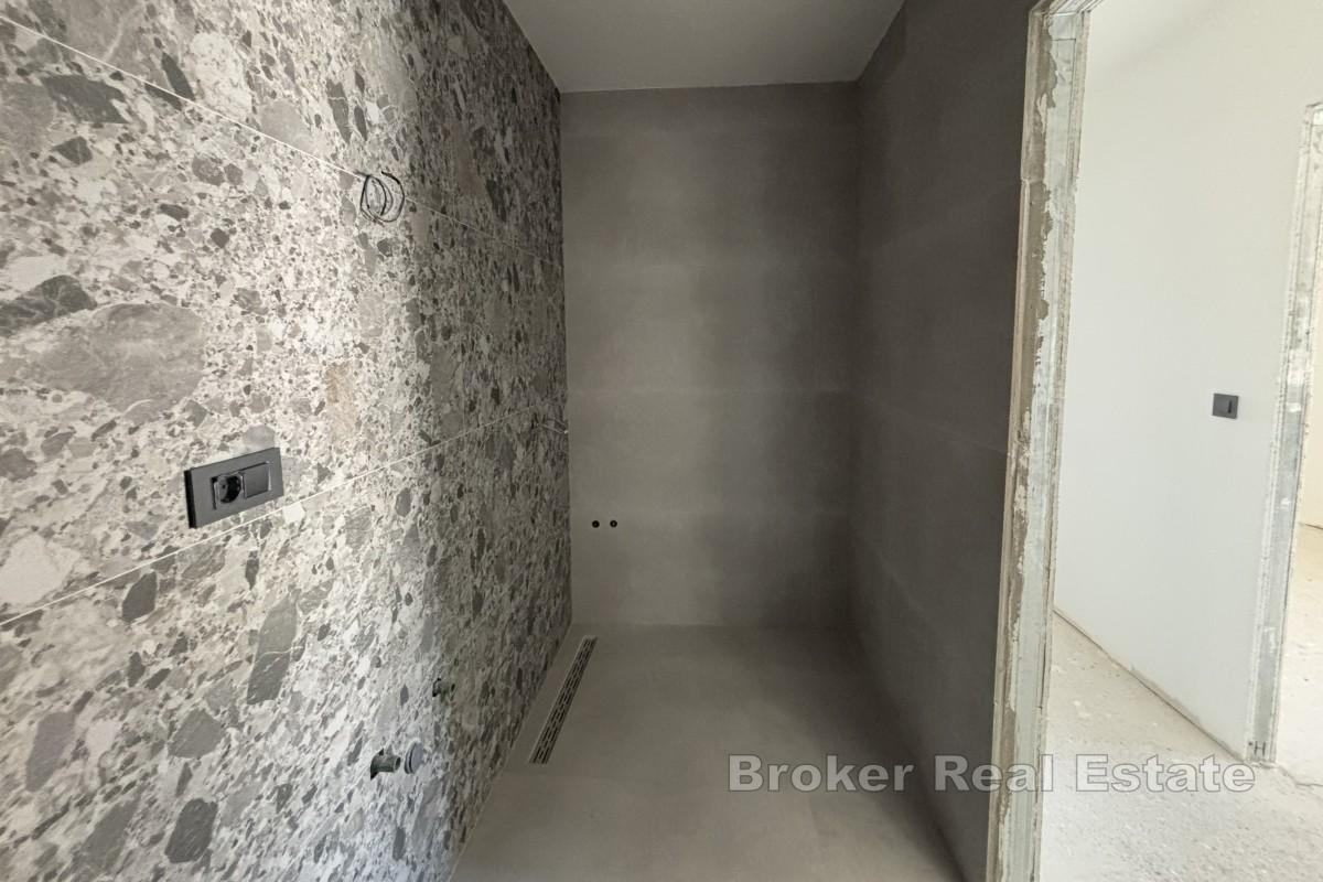 Przestronny penthouse z trzema sypialniami i widokiem na morze