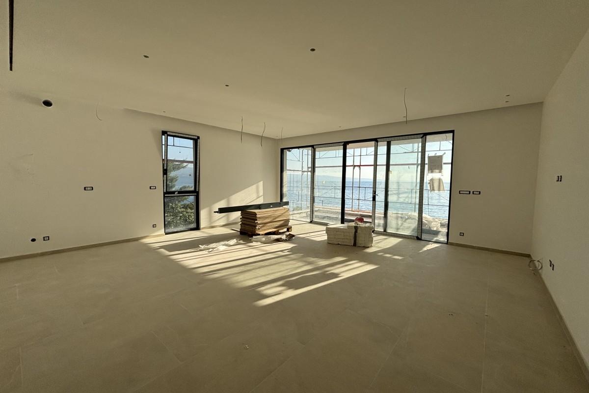 Przestronny apartament z trzema sypialniami i widokiem na morze