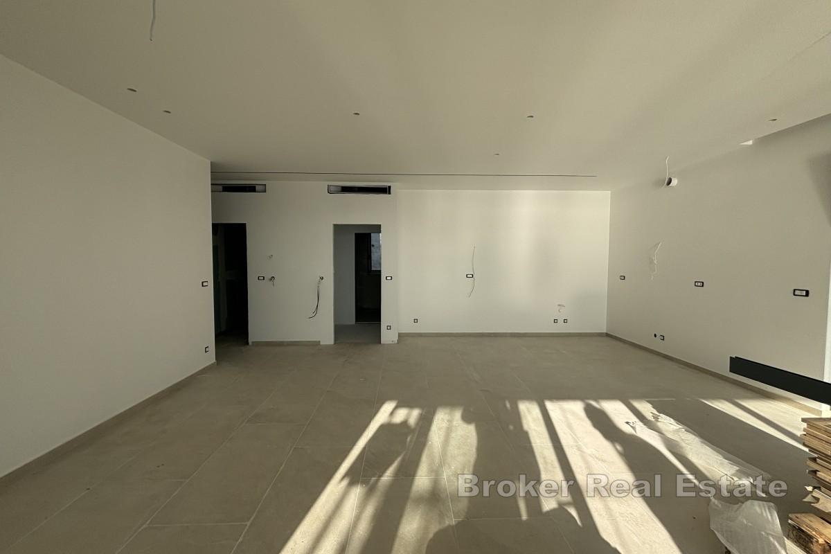 Przestronny apartament z trzema sypialniami i widokiem na morze