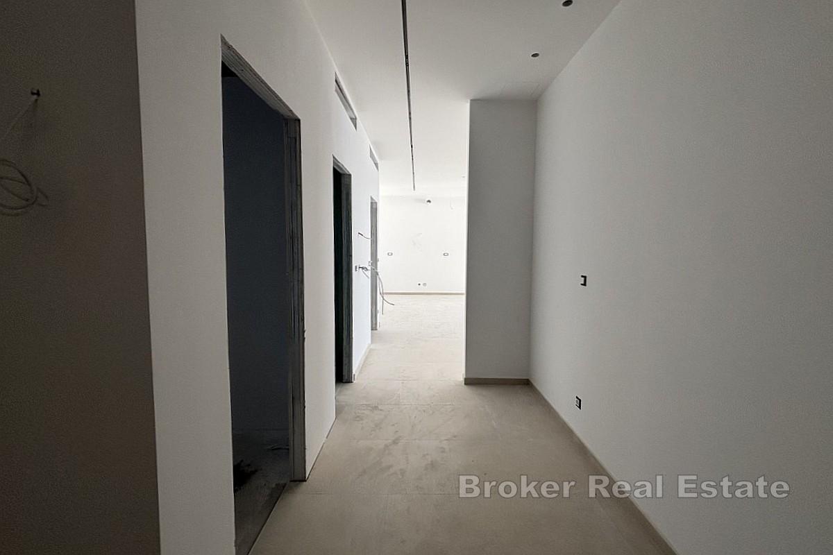 Przestronny apartament z trzema sypialniami i widokiem na morze