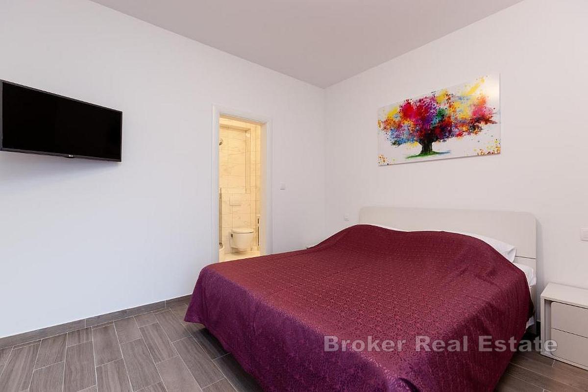 Samostatně stojící apartmánový dům v první řadě u moře