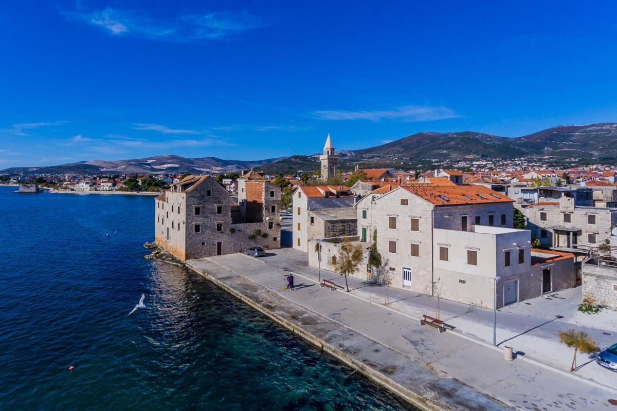 Kamienna rezydencja nad morzem