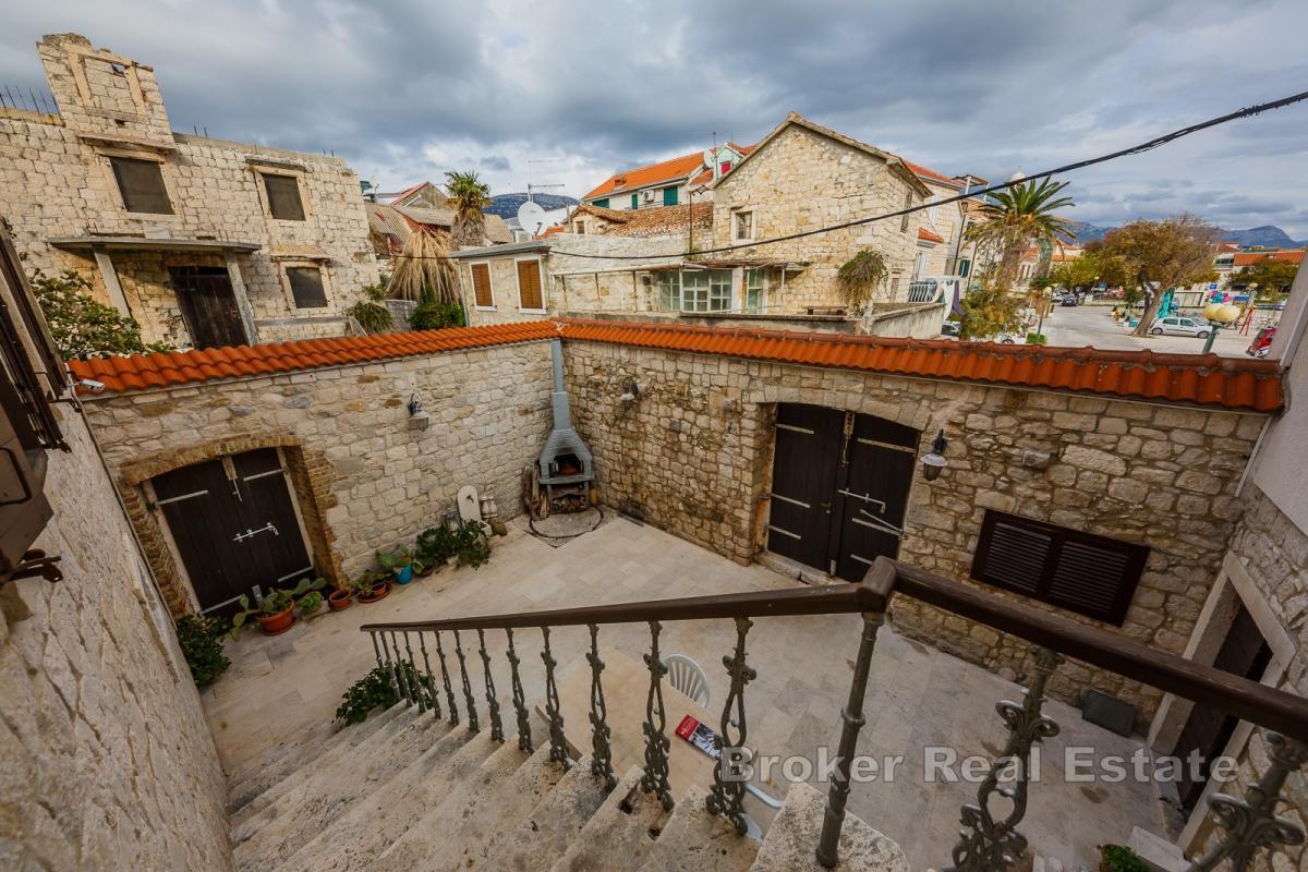 Kamienna rezydencja nad morzem