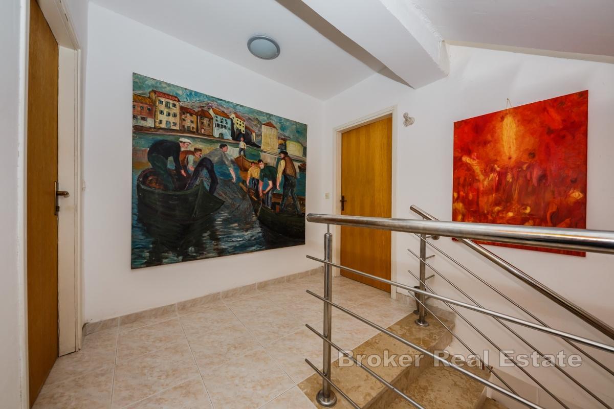 Kamienna rezydencja nad morzem