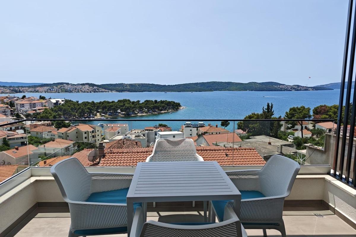 001-2035-257-Trogir-Luxury-penthouse-with-an-open-sea-view-for-sale