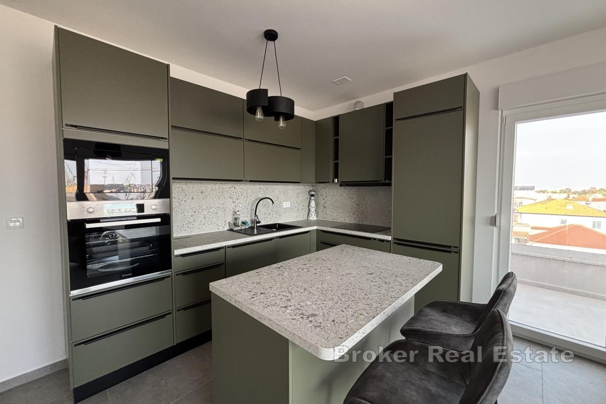 Appartamento con tre camere da letto dal design moderno in un nuovo edificio