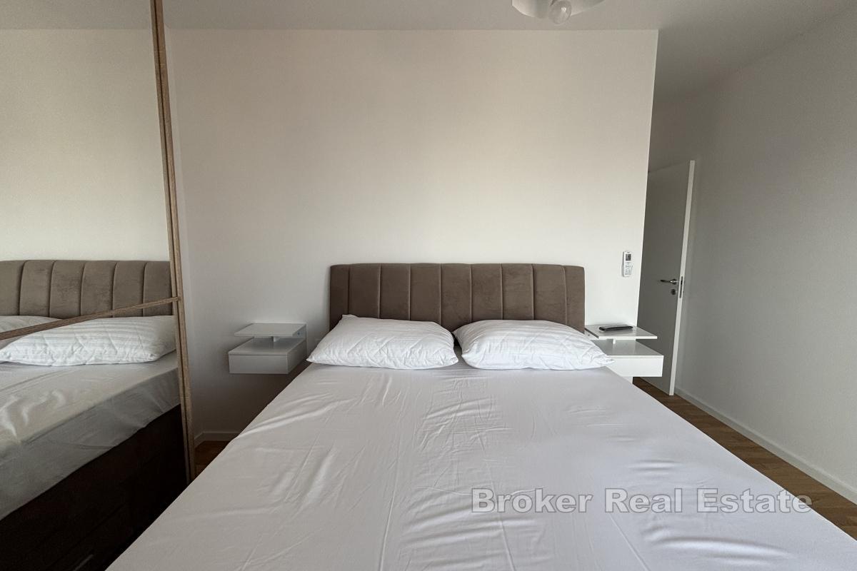 Appartamento con tre camere da letto dal design moderno in un nuovo edificio