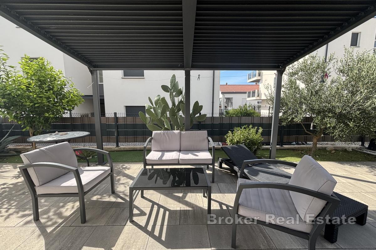 Appartamento con due camere da letto dal design moderno in un nuovo edificio