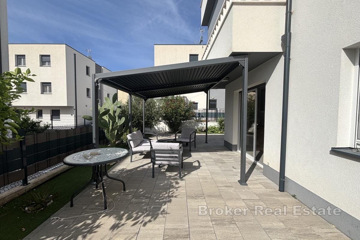 Appartamento con due camere da letto dal design moderno in un nuovo edificio