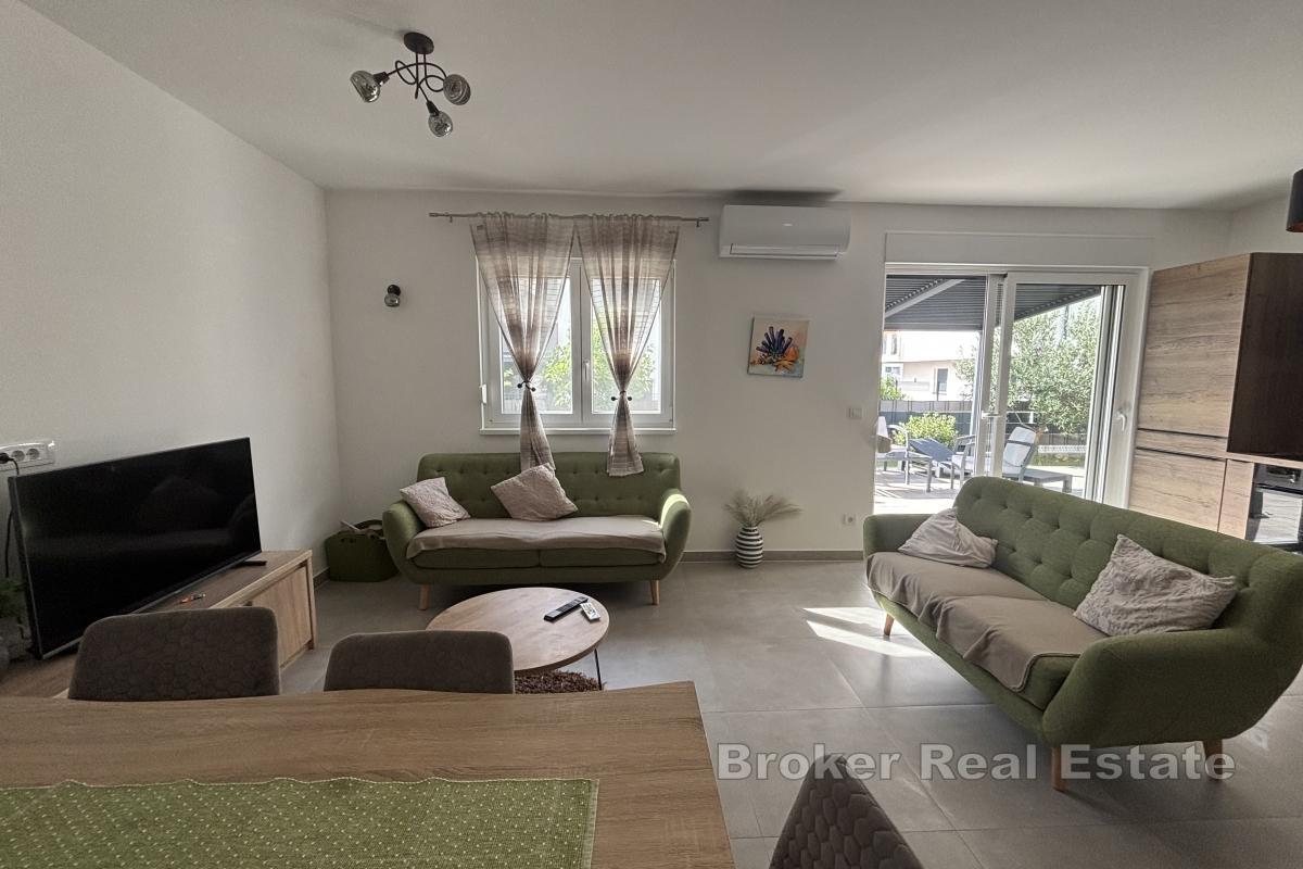 Appartamento con due camere da letto dal design moderno in un nuovo edificio