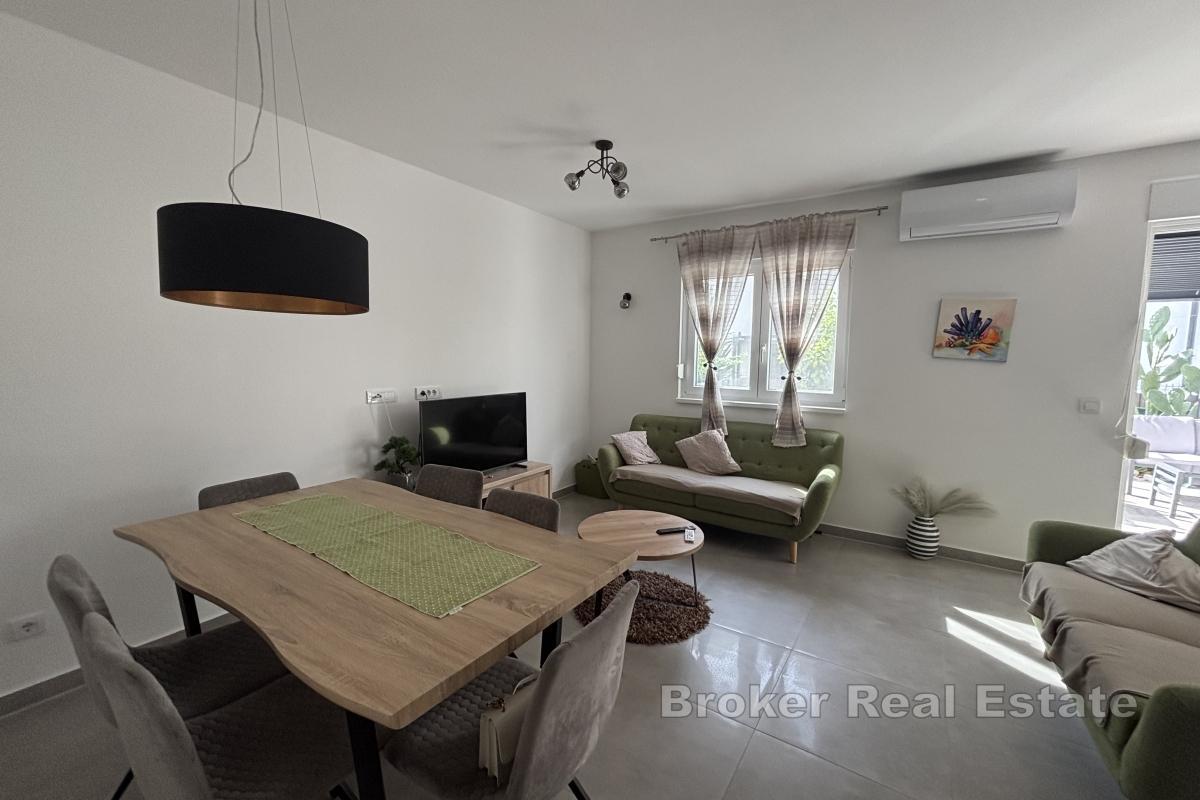 Appartamento con due camere da letto dal design moderno in un nuovo edificio