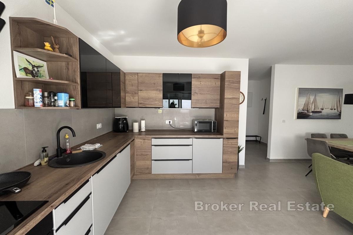 Appartamento con due camere da letto dal design moderno in un nuovo edificio