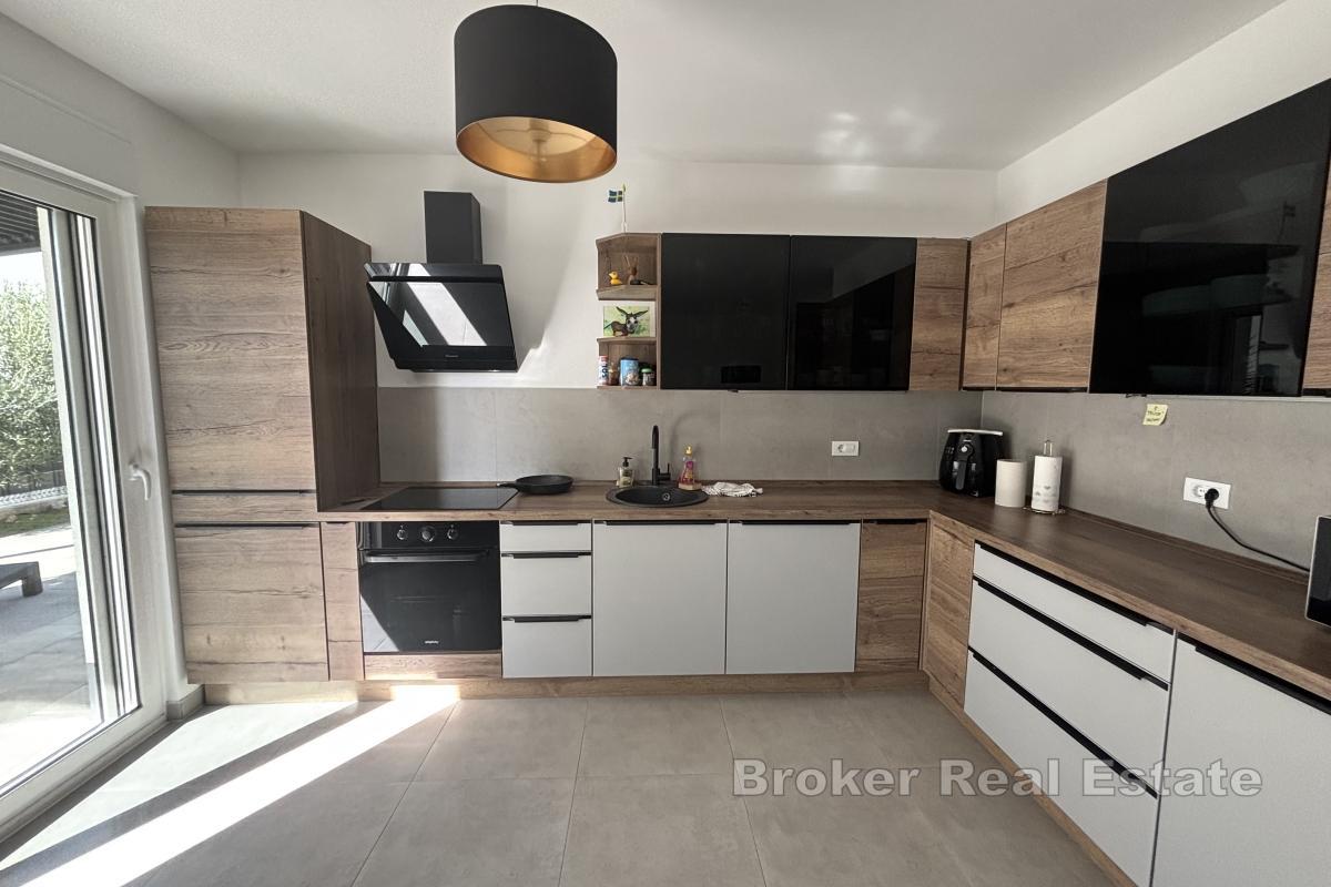 Appartamento con due camere da letto dal design moderno in un nuovo edificio