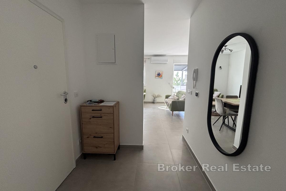 Appartamento con due camere da letto dal design moderno in un nuovo edificio