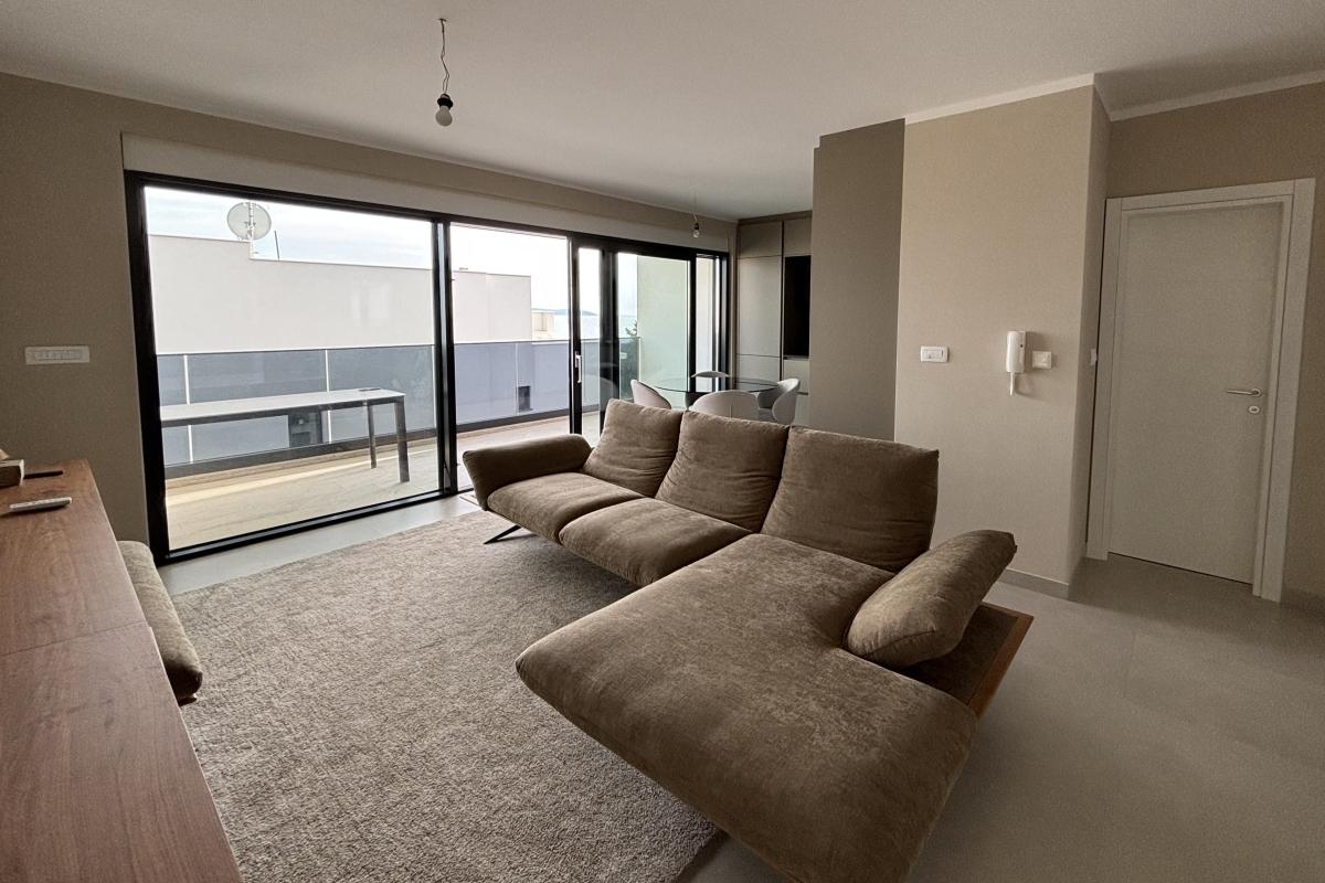 Mimoriadny penthouse so strešnou terasou blízko mora