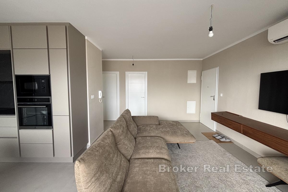 Mimoriadny penthouse so strešnou terasou blízko mora