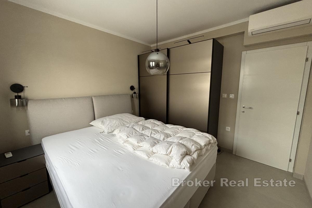 Mimoriadny penthouse so strešnou terasou blízko mora