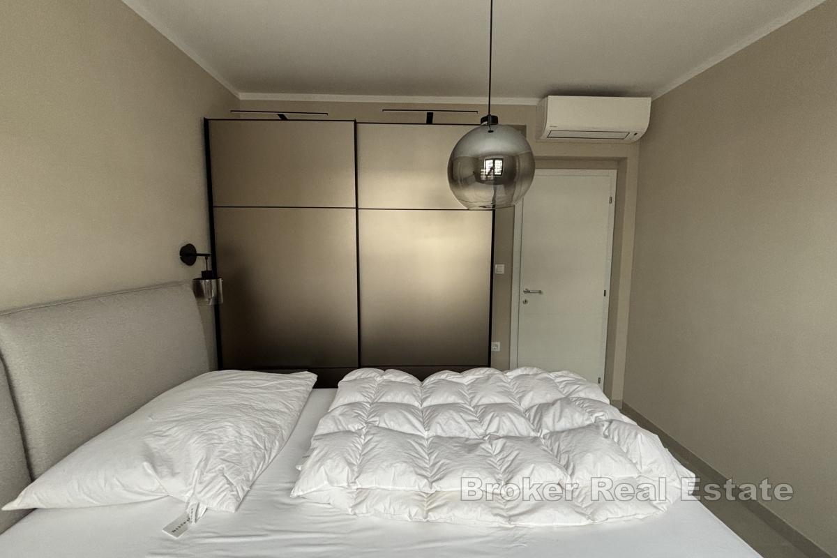 Mimoriadny penthouse so strešnou terasou blízko mora