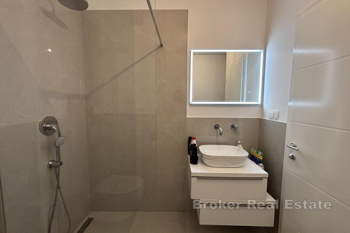 Ekstraordinær toppleilighet med takterrasse nær sjøen