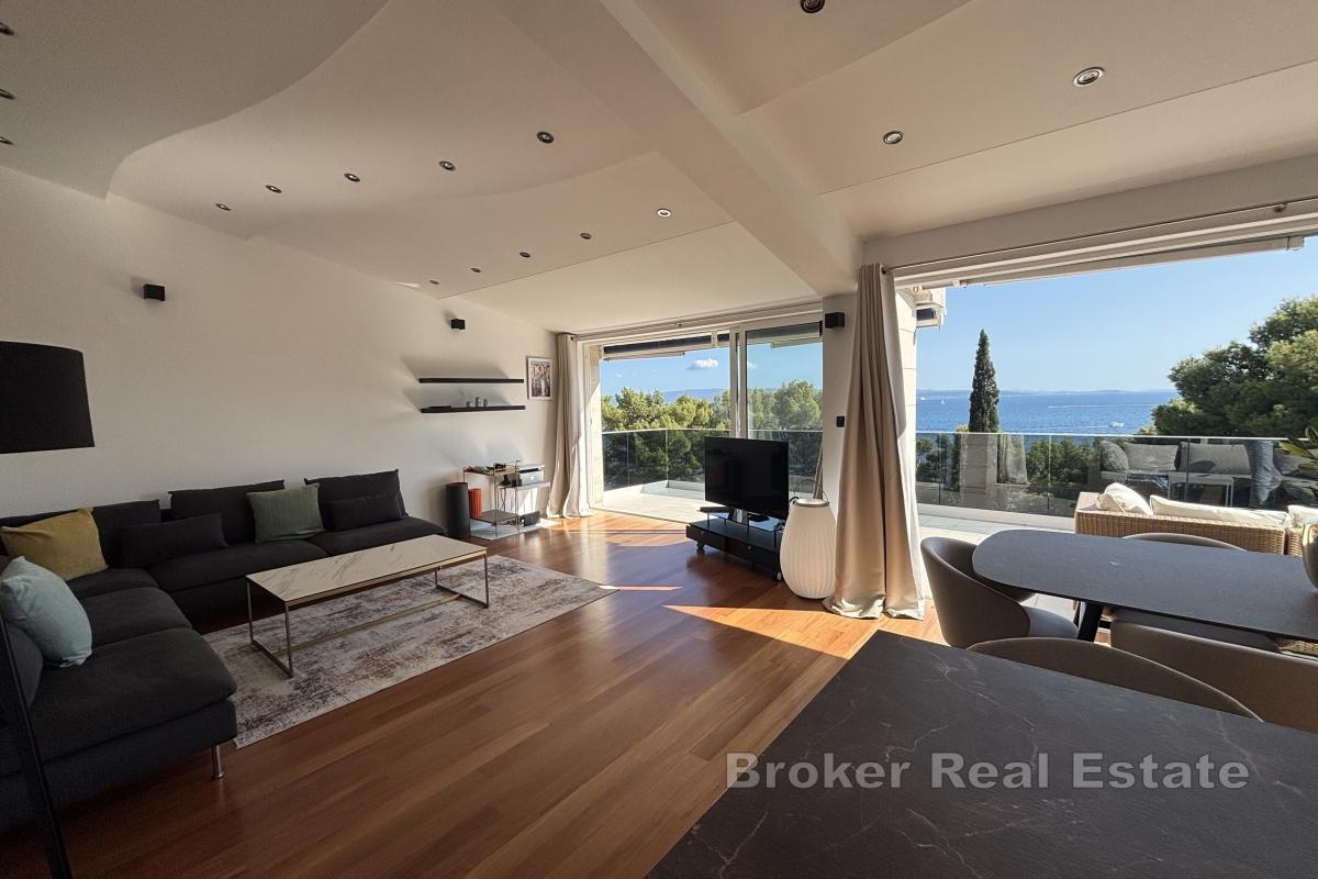 Ekstraordinær toppleilighet med fire soverom i første rad mot sjøen