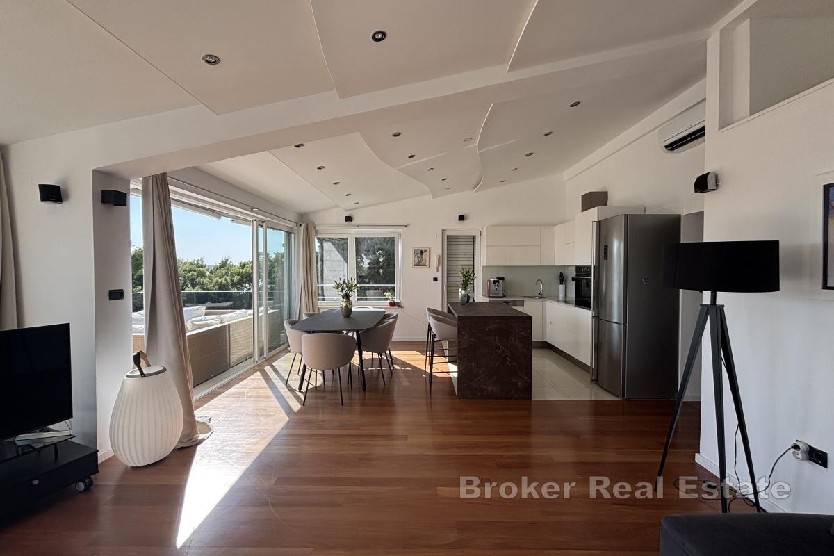 Ekstraordinær toppleilighet med fire soverom i første rad mot sjøen