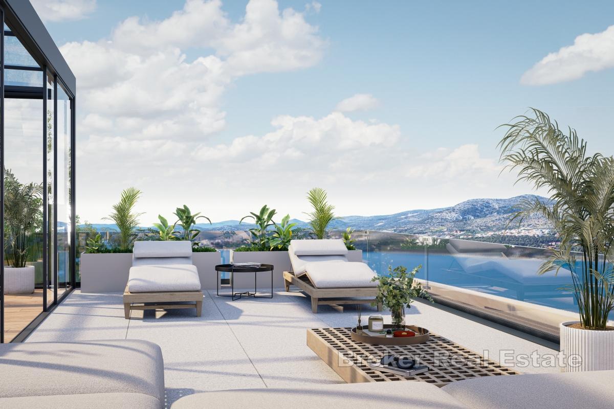 Unik toppleilighet med takterrasse i første rad mot havet