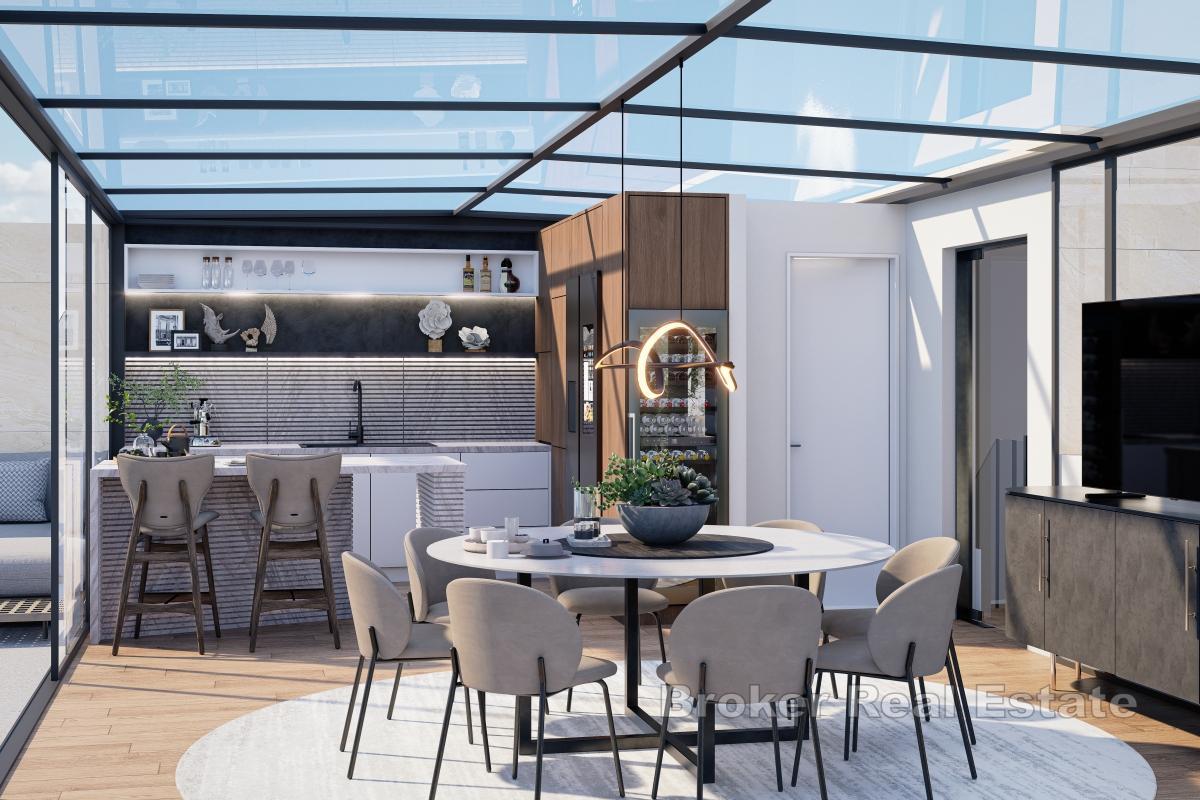 Unik toppleilighet med takterrasse i første rad mot havet