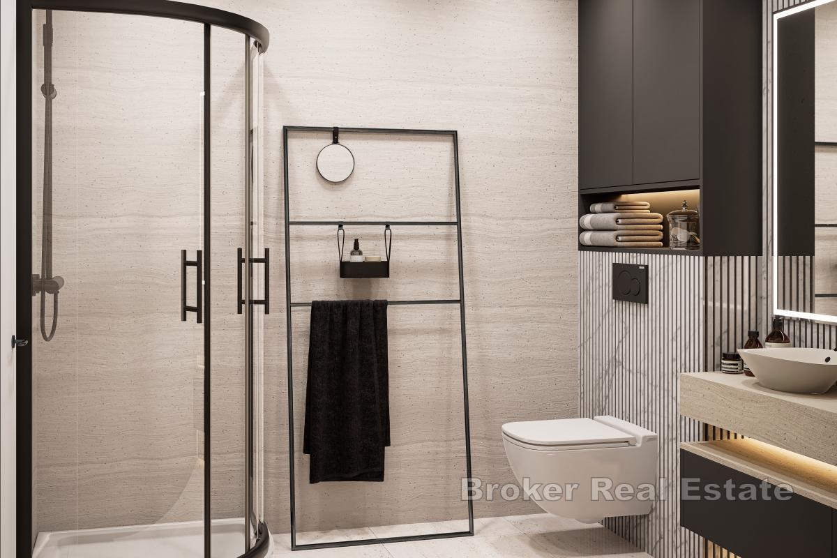 Unik toppleilighet med takterrasse i første rad mot havet