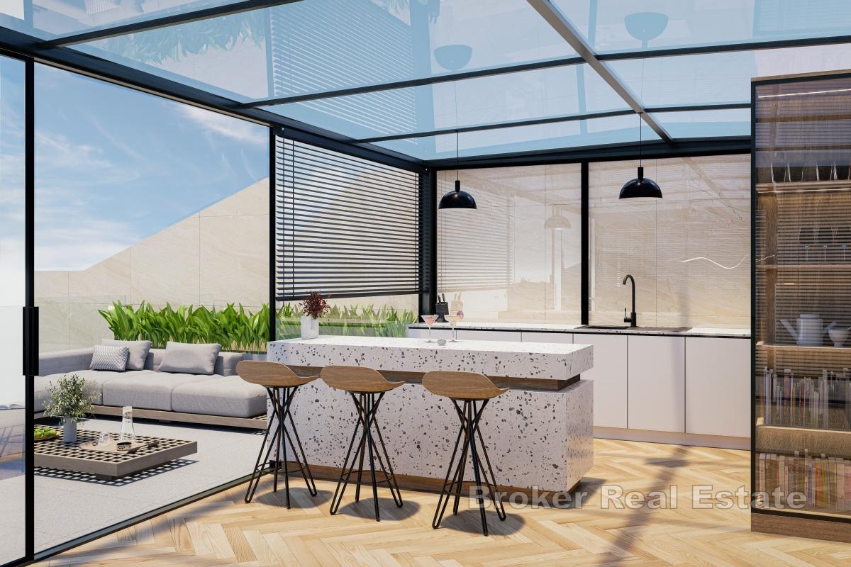 Unikátní penthouse apartmán se střešní terasou v první řadě u moře