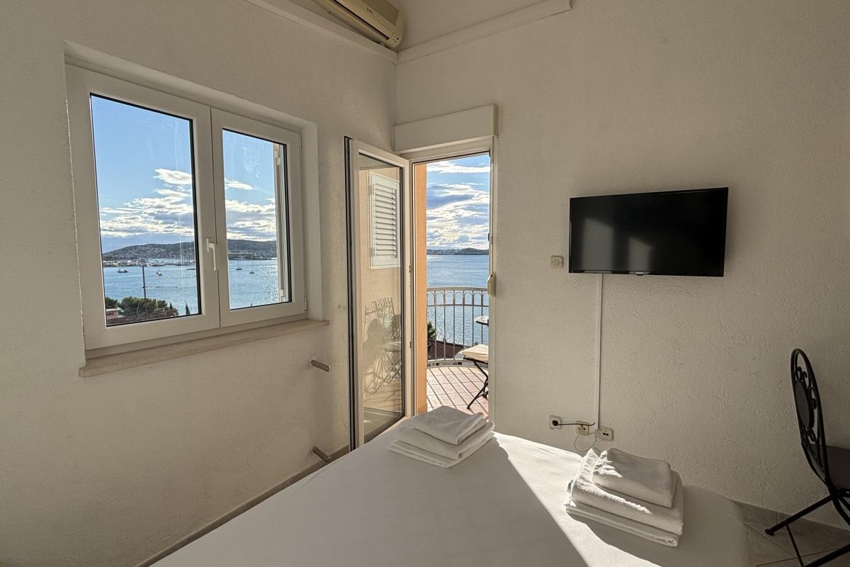 001-2035-282-Trogir-Studio-apartment-with-an-open-sea-view-for-rent