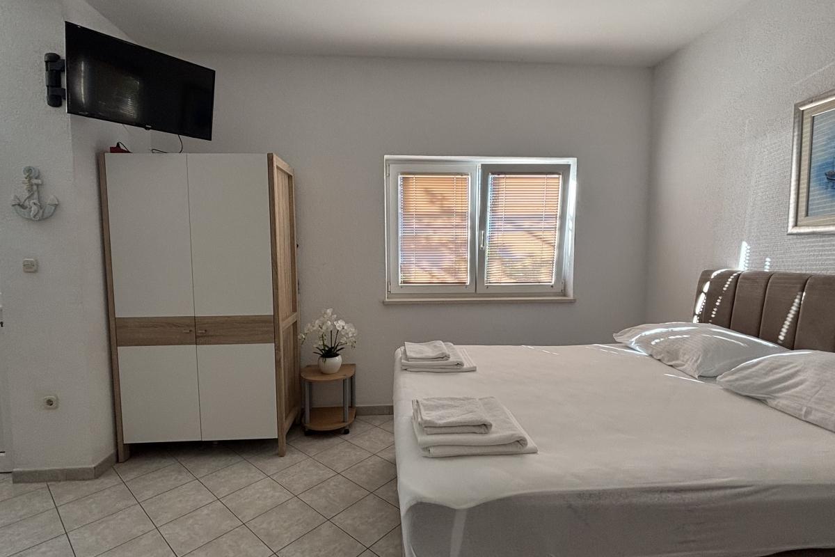 001-2035-28-Trogir-Spacious-studio-apartment-with-sea-view-for-rent