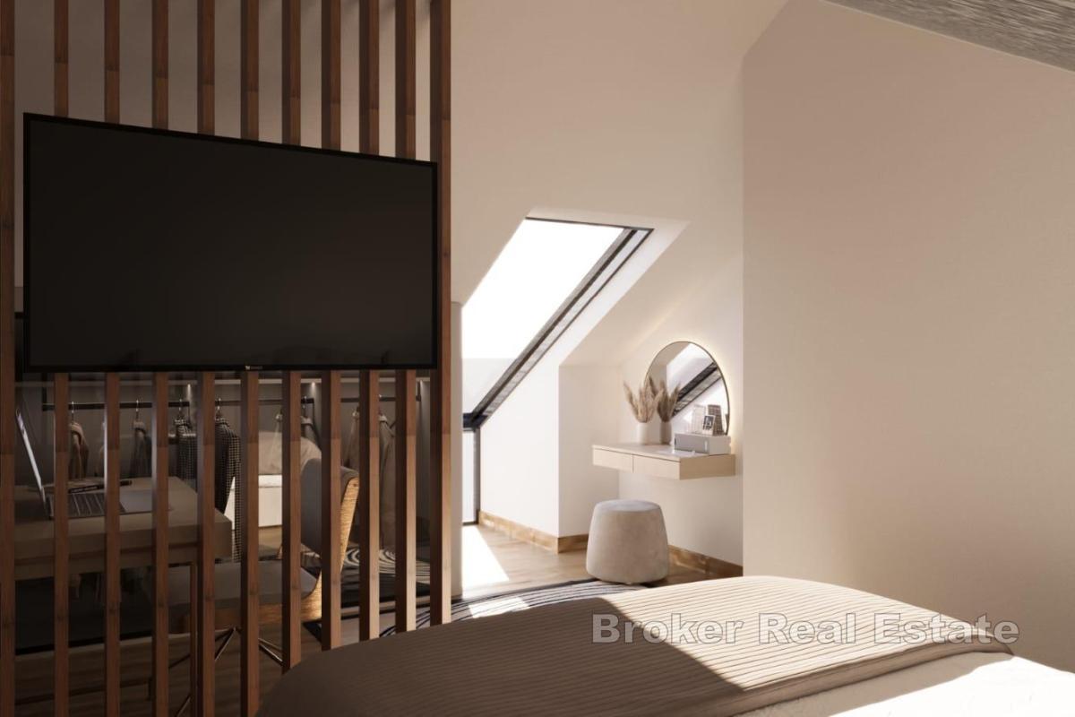 Takvåning med två sovrum i ny byggnad nära havet