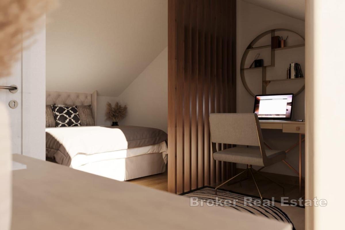 Takvåning med två sovrum i ny byggnad nära havet