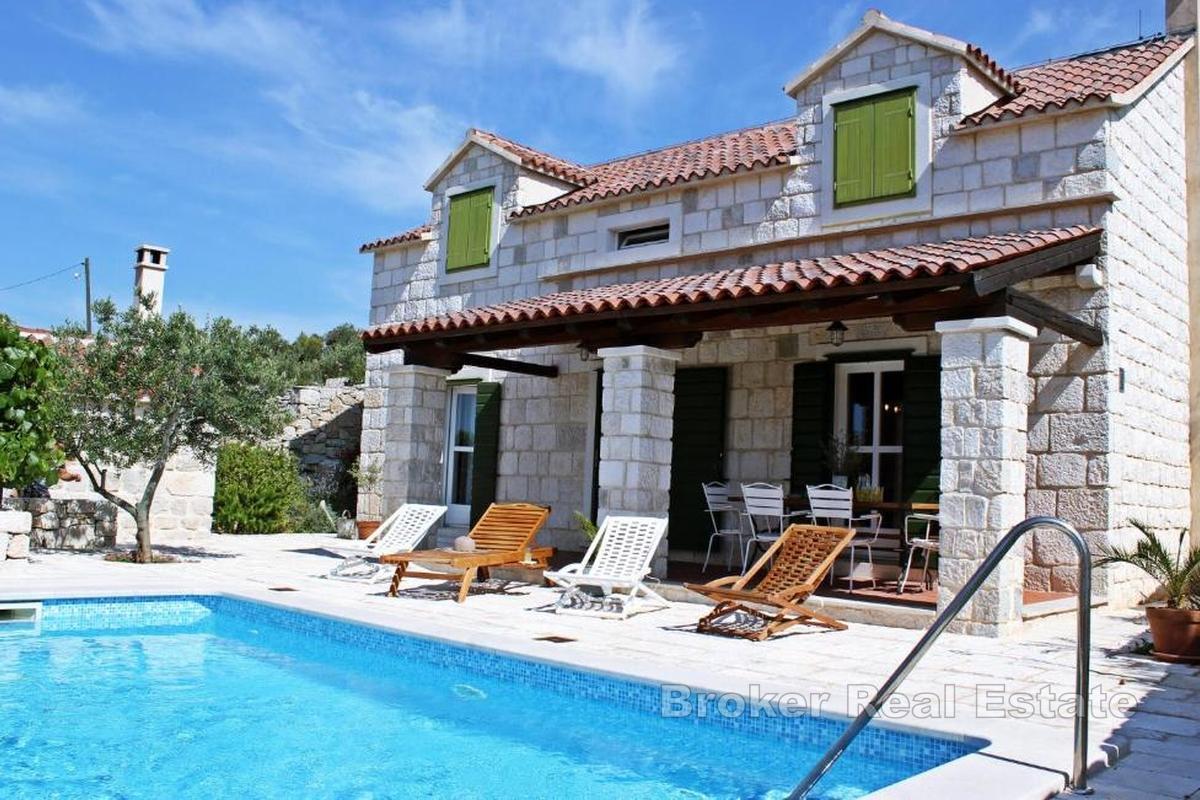 Kamienny dom w spokojnej okolicy, otoczony zielenią